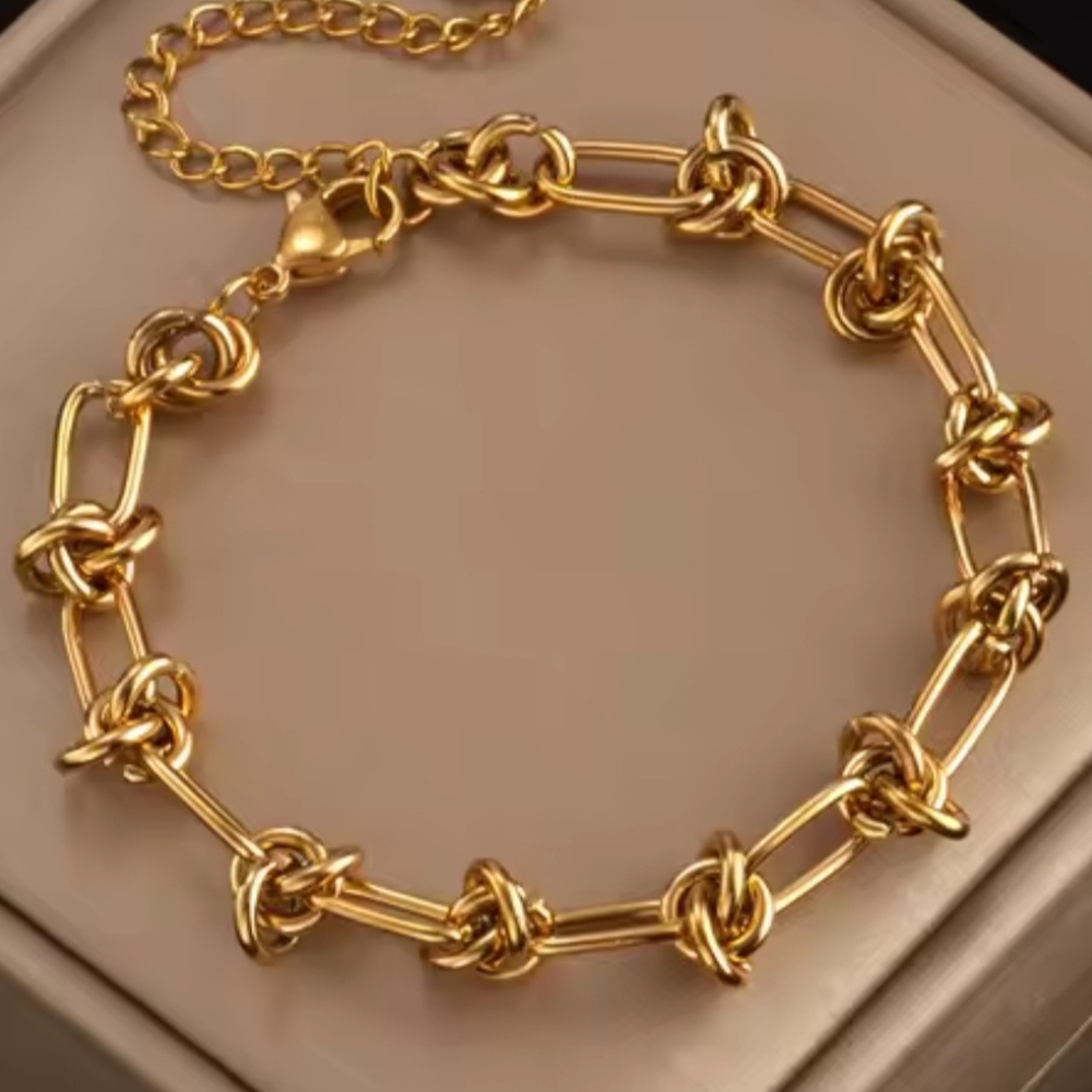 Elegant Gold Knot Bracelet